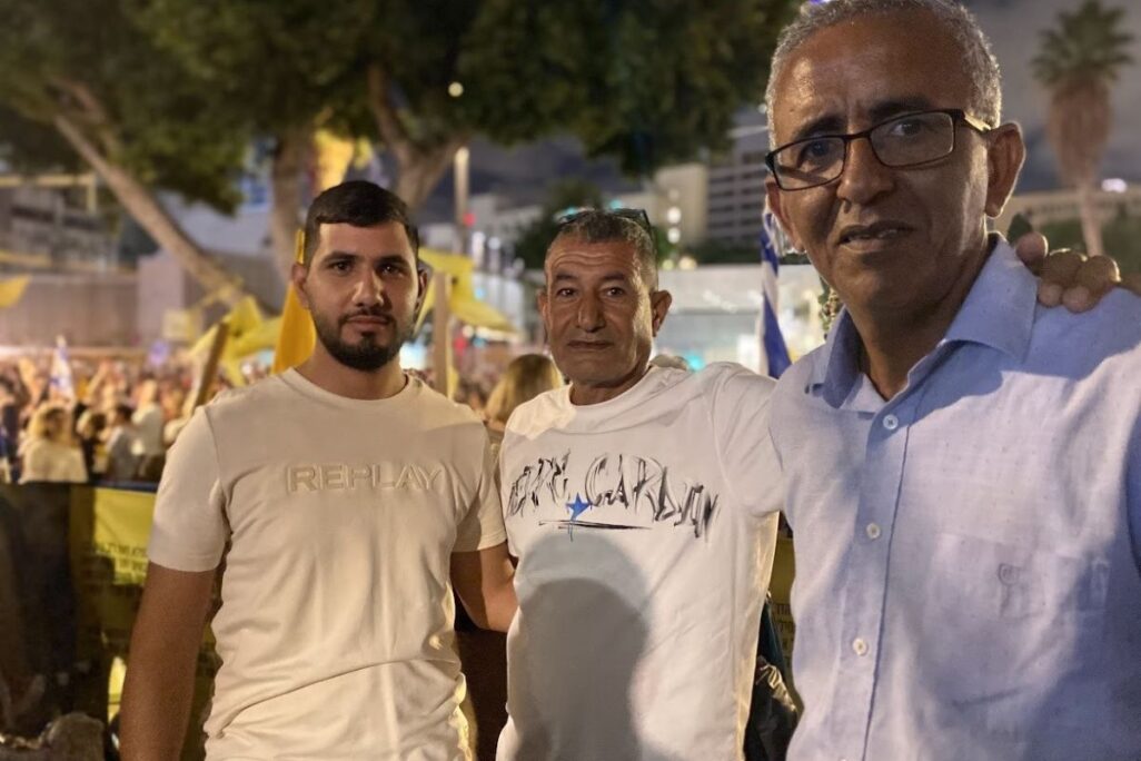 פרחאן אל קאדי (שני מימין) עם קרובי משפחתו. הם הגיעו מרהט כדי להשתתף בעצרת לשחרור החטופים (צילום: יהל פרג') פרחאן אל קאדי (שני מימין) עם קרובי משפחתו. הם הגיעו מרהט כדי להשתתף בעצרת לשחרור החטופים (צילום: יהל פרג')