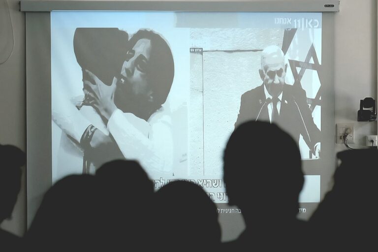 חברי ניר עוז צופים במפגש הראשון של עינב צנגאוקר ובנה מתן (צילום: דוד טברסקי)