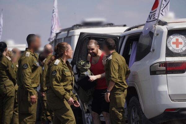 איתן הורן במפגש הראשון עם חיילי צה"ל בנקודת הקליטה (צילום: דובר צה"ל)