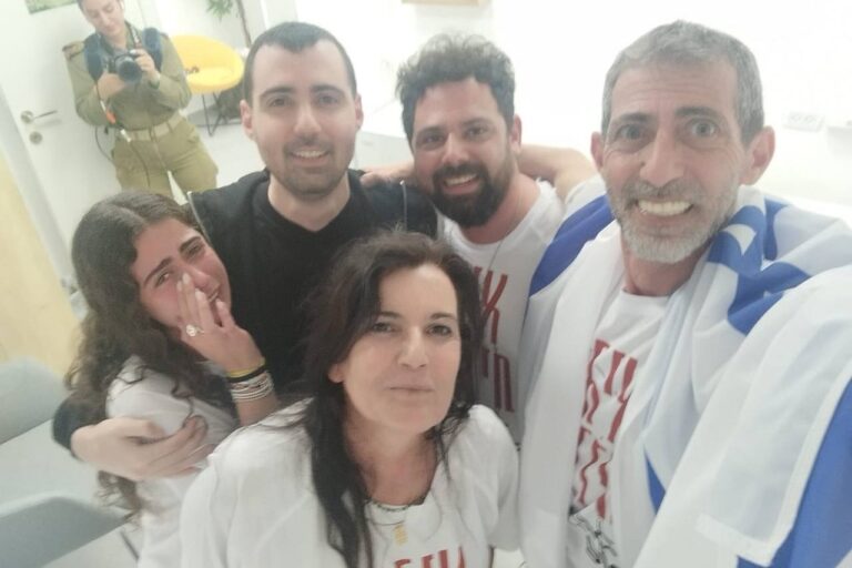גיא גלבוע מתאחד עם בני ובנות משפחתו (צילום: דובר צה"ל)