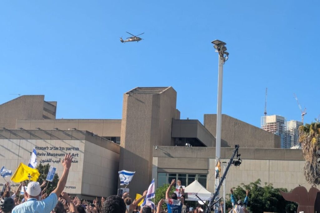 המסוק של מתן צנגאוקר מעל כיכר החטופים (צילום: ניצן צבי כהן)
