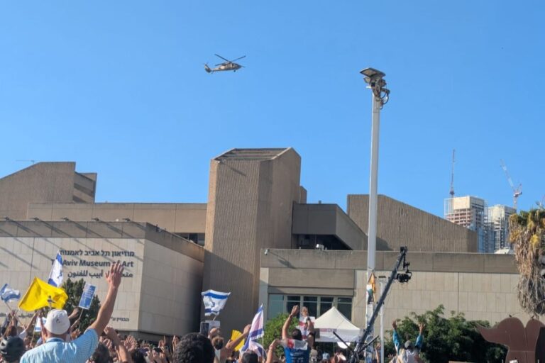 המסוק של מתן צנגאוקר מעל כיכר החטופים (צילום: ניצן צבי כהן)