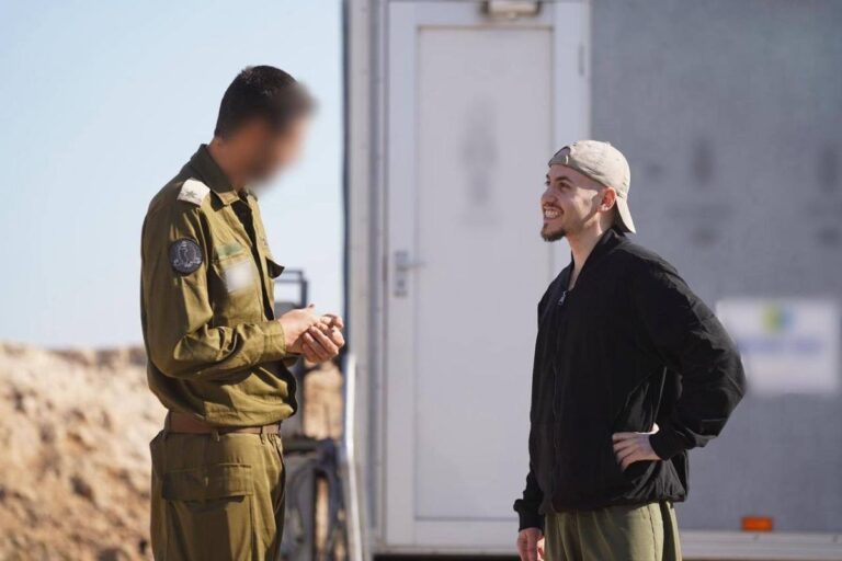 איתן מור חובר לכוח צה"ל לאחר ששוחרר מהשבי (צילום: דובר צה"ל)