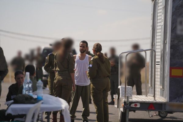 נמרוד כהן במפגש ראשון עם חיילי צה"ל לאחר שחרורו מהשבי (צילום: דובר צה"ל)