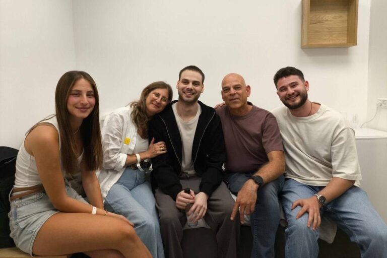 אלון אהל מתאחד עם בני ובנות משפחתו (צילום: דובר צה"ל)