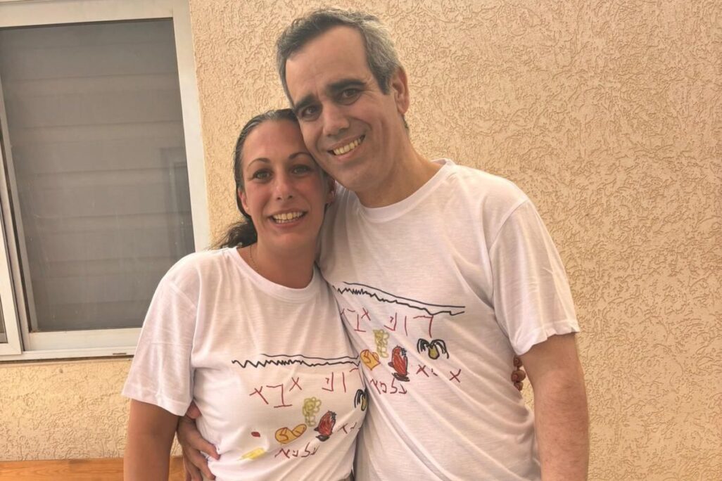 "אבא עמרי בבית". עמרי ולישי מירן מתאחדים לאחר שחרורו מהשבי, עם חולצות שהכינה הבת עלמא (צילום: דובר צה"ל) "אבא עמרי בבית". עמרי ולישי מירן מתאחדים לאחר שחרורו מהשבי, עם חולצות שהכינה הבת עלמא (צילום: דובר צה"ל)