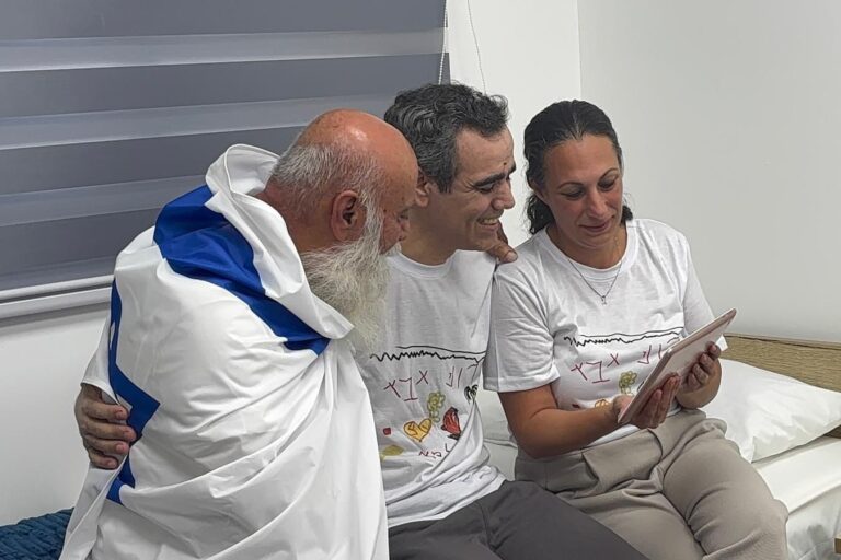 עמרי מירן מתאחד עם זוגתו לישי ואביו דני (צילום: דובר צה"ל)