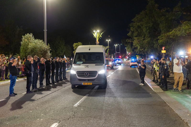 גופותיהם של ארבעה חטופים חללים הגיעו לאבו כביר בתל אביב (צילום: דור פזואלו, פלאש90) גופותיהם של ארבעה חטופים חללים הגיעו לאבו כביר בתל אביב (צילום: דור פזואלו, פלאש90)