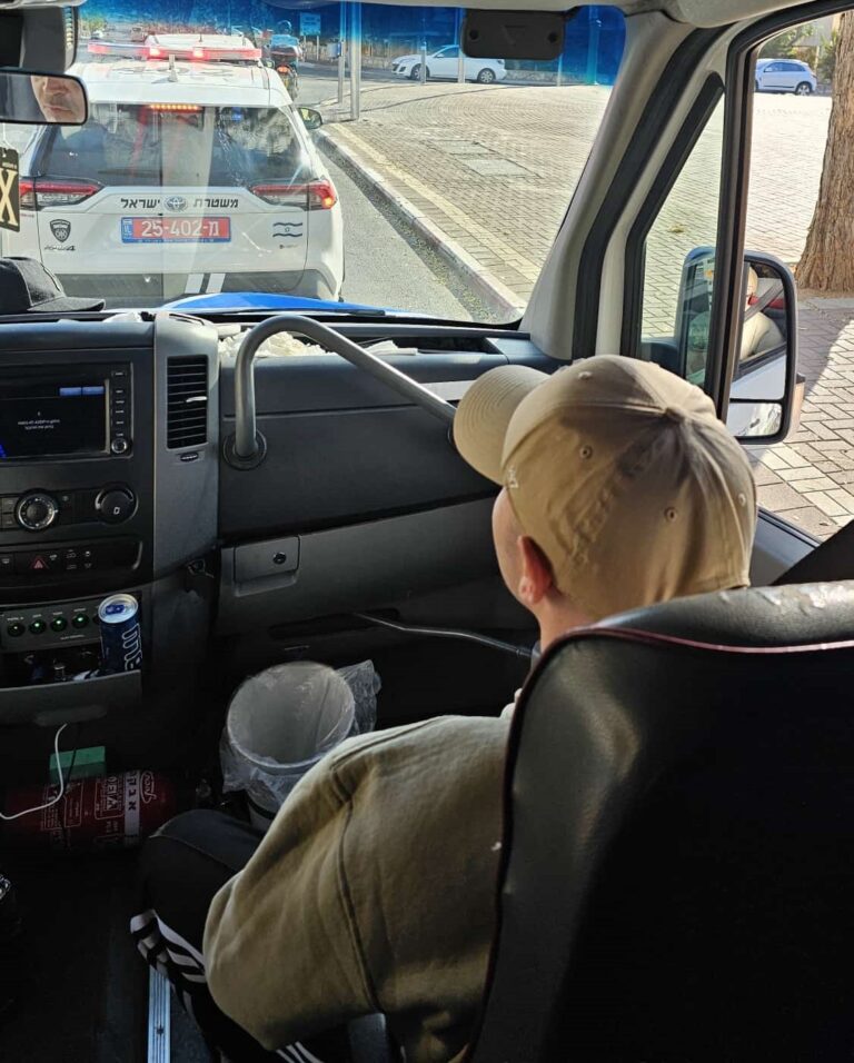 איתן מור בדרך לביתו בקריית ארבע (צילום: ללא קרדיט)