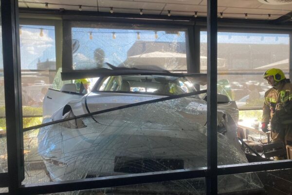פגיעת הרכב בבית קפה 'נונו מימי' בכפר סבא (צילום: דוברות כבאות והצלה)