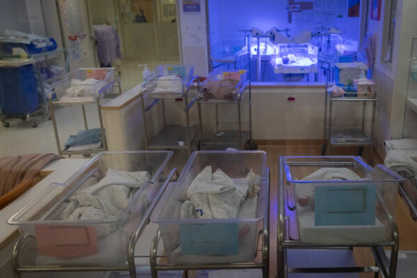 מחלקת יולדות בבית החולים שערי צדק בירושלים (צילום: חיים גולדברג, פלאש90)