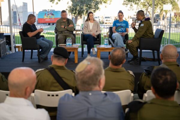 פאנל בהנחיית ראש אגף כוח האדם, אלוף דדו בר כליפא (צילום: צה"ל)