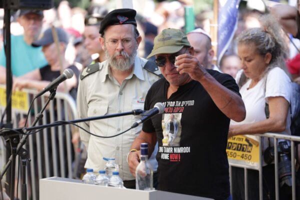 אלון נמרודי, אביו של תמיר ז"ל. "צ'ייסר לזכרך יקר ואהוב שלי, עם הוודקה שהשארת פתוחה, ממתינה שתשוב" (צילום: אלון גלבוע)