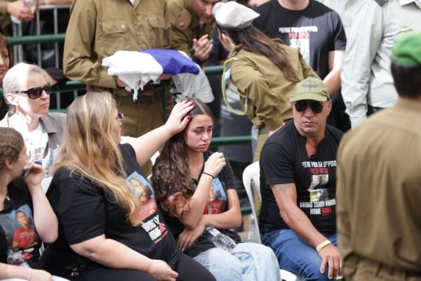 משפחתו של תמיר נמרודי ז"ל בהלוויתו (צילום: אלון גלבוע)