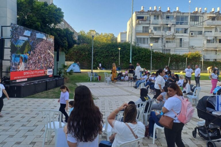תושבים בקריית ביאליק חוגגים את שובו את מתן אנגרסט (צילום: אמיתי פרץ)