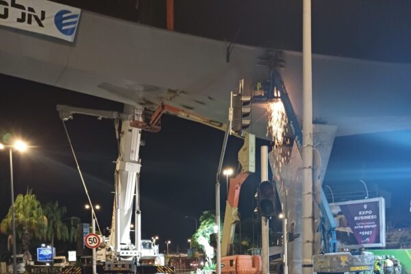 עבודות ריתוך בבניית הגשר במחלף רוקח. "זה המאני טיים, הרגע שמבינים אם הצלחנו" (צילום: אמיתי פרץ)