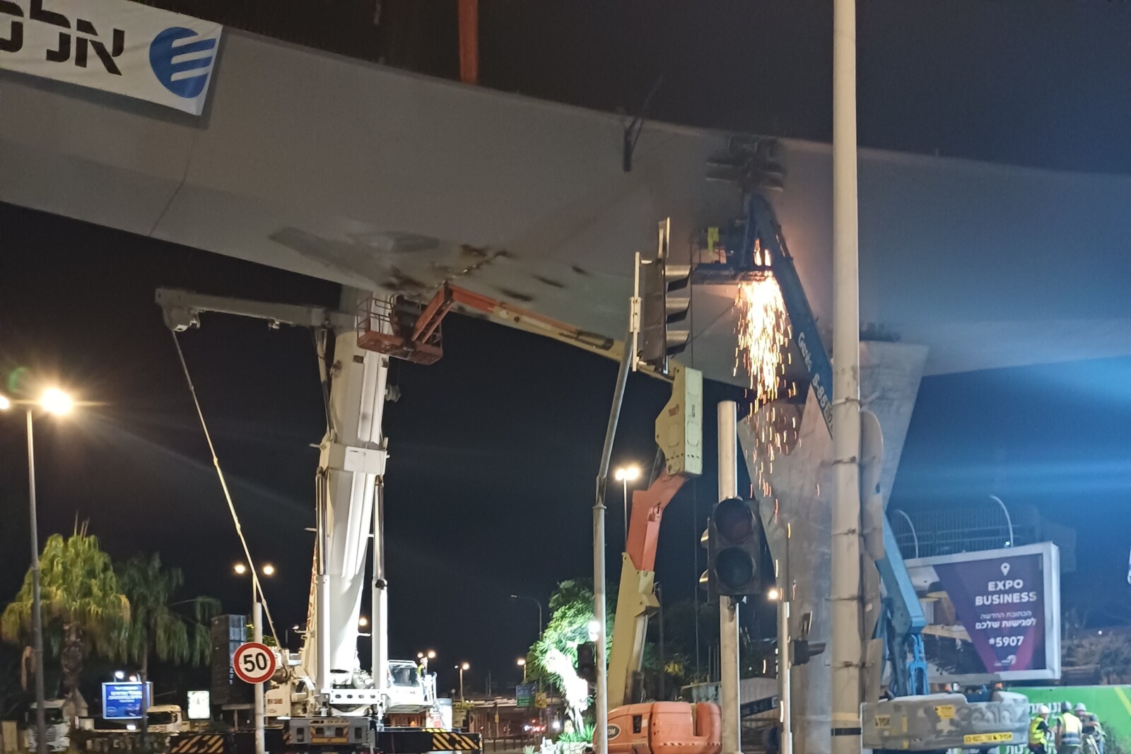עבודות ריתוך בבניית הגשר במחלף רוקח. "זה המאני טיים, הרגע שמבינים אם הצלחנו" (צילום: אמיתי פרץ)