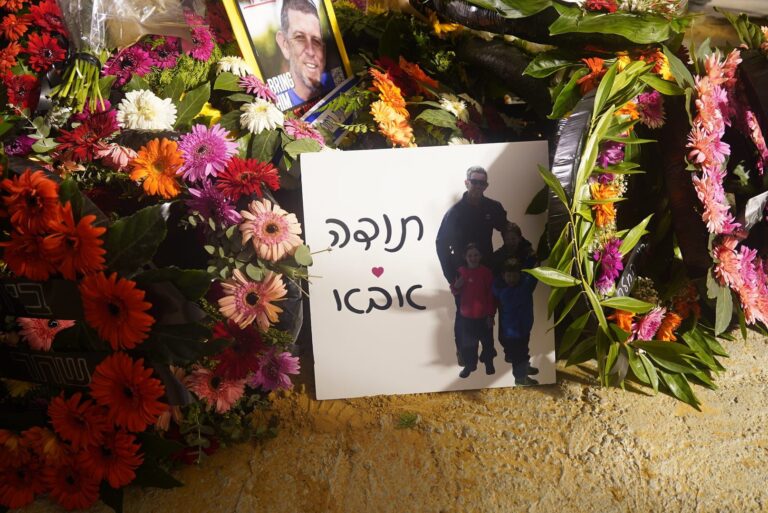 פתק שהניחה משפחתו של טל חיימי על קברו (צילום: דנה רעני)