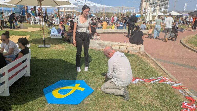 עפיפון עם סמל החטופים (צילום: ניצן צבי כהן)