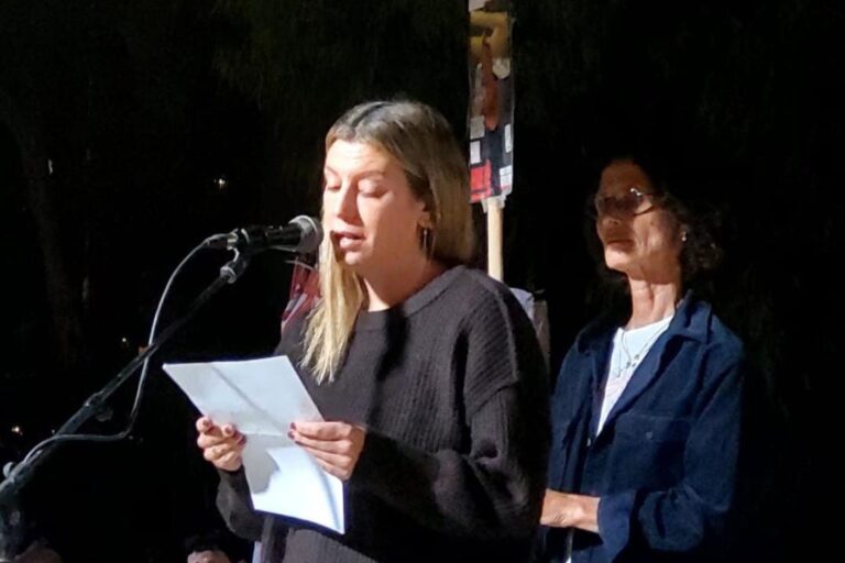 בר גודארד בעצרת בצומת שער הנגב (צילום: דוברות קיבוץ בארי)