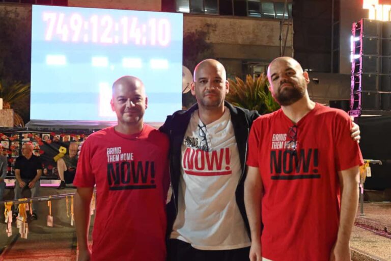 שורד השבי איתן הורן (מימין) עם אחיו, שורד השבי יאיר הורן ועמוס הורן (צילום: פאולינה פטימר)