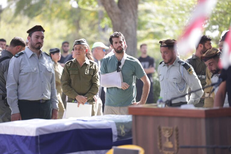 שורד השבי שגיא דקל-חן בהלוויית תמיר אדר (צילום: אלון גלבוע)