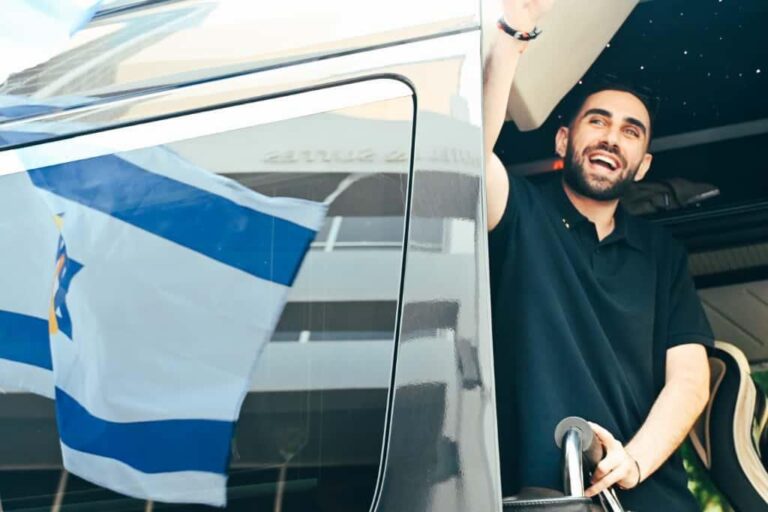 שגב כלפון עם צאתו מכפר המכביה לעבר ביתו בדימונה (צילום: פאולינה פטימר)