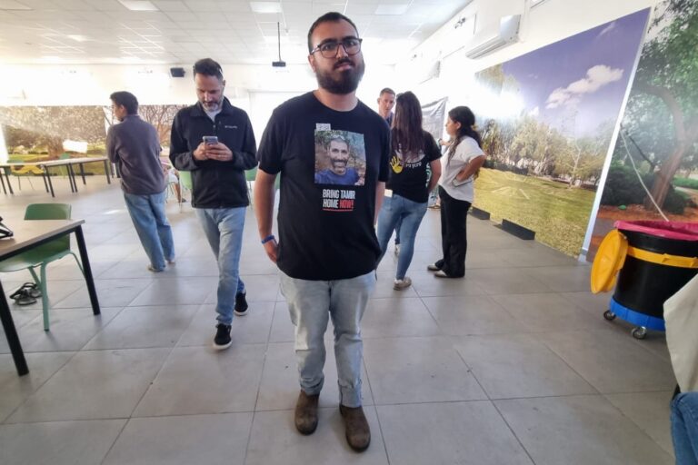 גל גורן מניר עוז, בנם של אבנר ומיה גורן ז"ל שנחטפו ונרצחו ב-7 באוקטובר (צילום: דוד טברסקי)