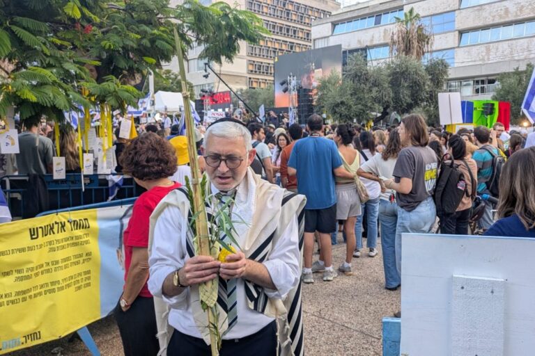 מוטי פרנקל בכיכר החטופים (צילום: ניצן צבי כהן)