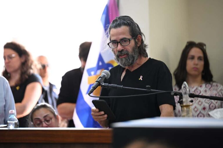 Haim Hayman pays tribute to his daughter Inbar. Right: Ido, Inbar Hayman's brother (Photo: Paulina Pattimer)