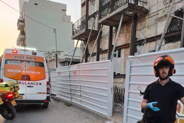 אתר הבנייה ברמלה בו התמוטט קיר בלוקים על עובד שנפצע בינוני (צילום: איחוד הצלה)