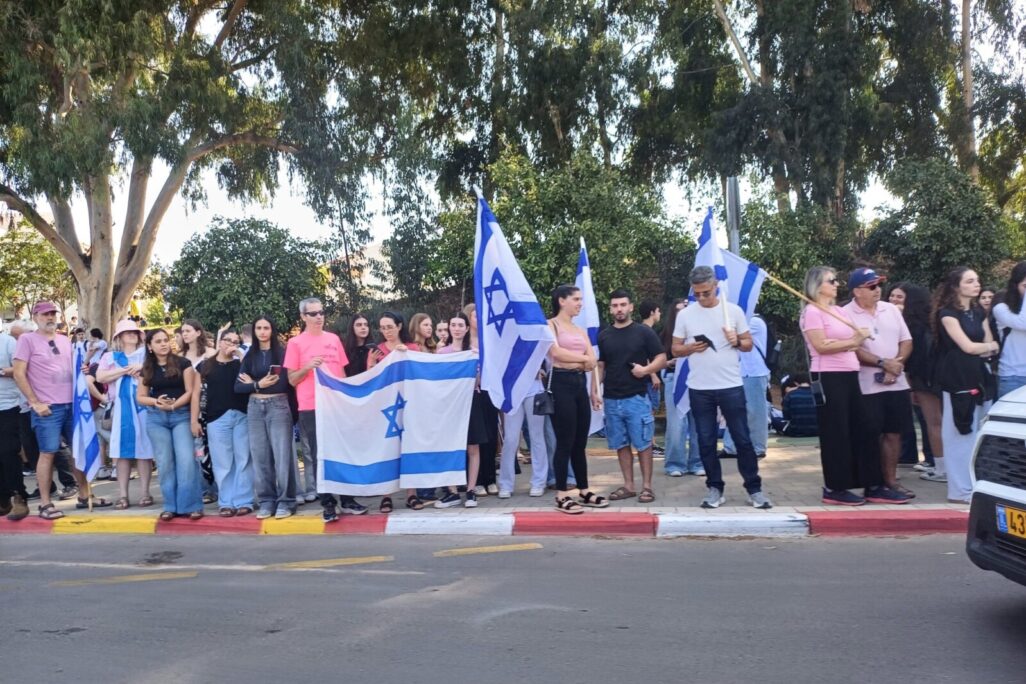 תושבים עומדים עם דגלים במסע הלוויה של ענבר הימן ז"ל (צילום: אמיתי פרץ) תושבים עומדים עם דגלים במסע הלוויה של ענבר הימן ז"ל (צילום: אמיתי פרץ)
