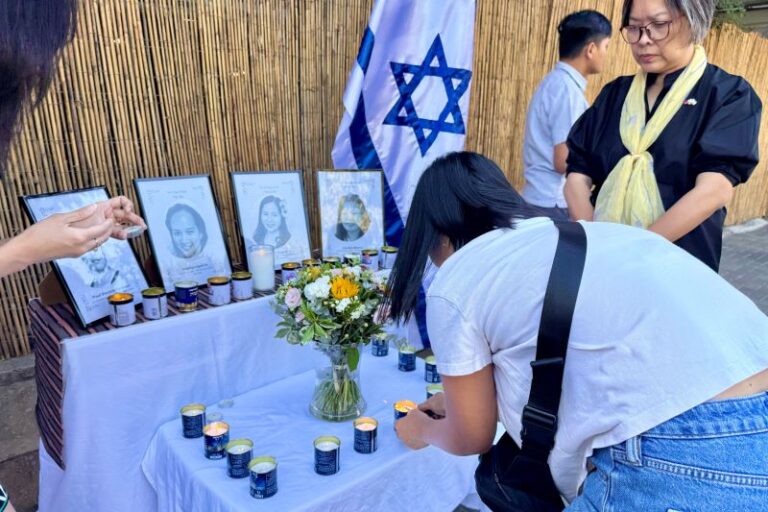 השגרירה (מימין) בטקס הזיכרון לאזרחי הפיליפינים שנרצחו בשבעה באוקטובר (צילום: שגרירות הפיליפינים בישראל)