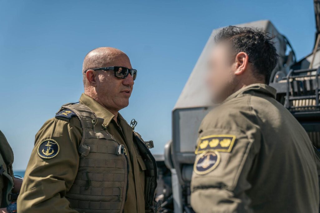 מפקד חיל הים, האלוף דוד סער סלמה (משמאל) במהלך המבצע לעצירת משט סומוד לרצועת עזה (צילום: דובר צה"ל)