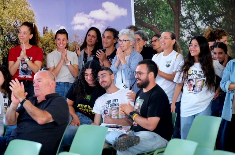 תושבי ניר עוז בצפייה משותפת בשחרור החטופים בכרמי גת (צילום: דוד טברסקי)