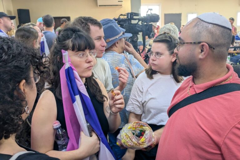 Nur, a friend of Inbar Hayman, distributes gummy candies in her memory at the funeral (Photo: Nitzan Zvi Cohen)
