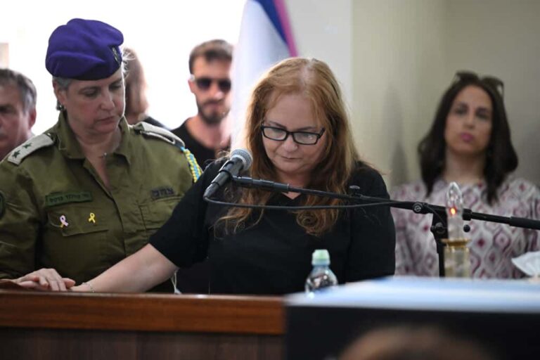 Yifat Hayman at the funeral of her daughter Inbar (Photo: Paulina Pettimer)