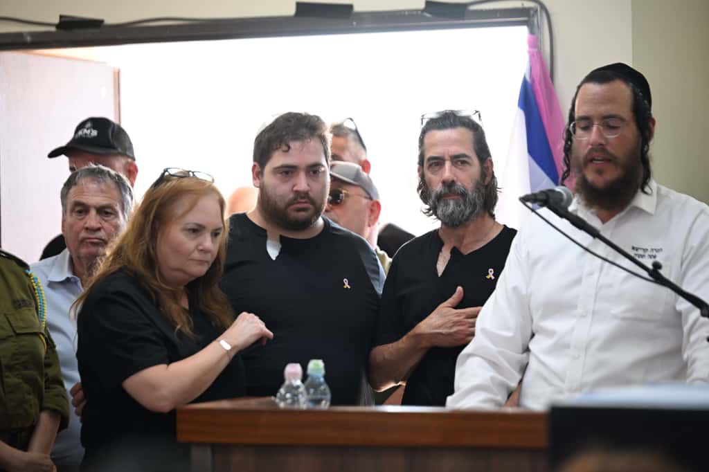 משפחתה של ענבר הימן בהלווייתה: אביה חיים (מימין, בחולצה שחורה), האח עידו והאם יפעת (צילום: פאולינה פטימר) משפחתה של ענבר הימן בהלווייתה: אביה חיים (מימין, בחולצה שחורה), האח עידו והאם יפעת (צילום: פאולינה פטימר)