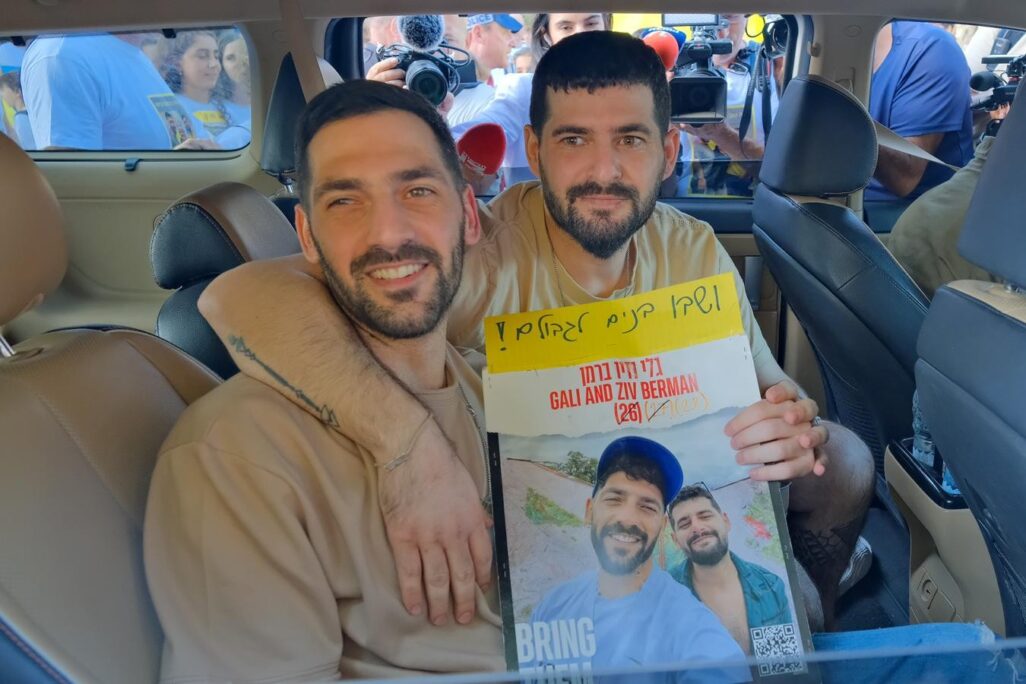 גלי וזיו ברמן מגיעים לבית גוברין לאחר שחרורם מבית החולים (צילום: אדר איל)