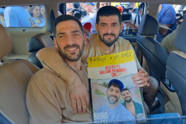 גלי וזיו ברמן מגיעים לבית גוברין לאחר שחרורם מבית החולים (צילום: אדר איל)