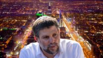 השר בצלאל סמוטריץ' על רקע גורדי השחקים בריאד בירת סעודיה (צילום: פלאש90 ו-AP, עיבוד: דבר)
