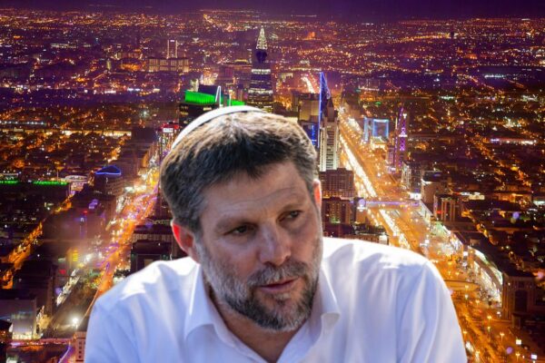 השר בצלאל סמוטריץ' על רקע גורדי השחקים בריאד בירת סעודיה (צילום: פלאש90 ו-AP, עיבוד: דבר)