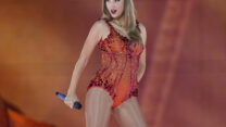 טיילור סוויפט במופע מתוך סיבוב ההופעות "Eras Tour" בארנת לה דפנס בפריז (צילום ארכיון: AP Photo/Lewis Joly, File)