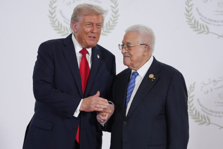 נשיא ארצות הברית דונלד טראמפ לוחץ את ידו של נשיא הרשות הפלסטינית מחמוד עבאס, בוועידת השלום בשארם א-שייח' שבמצרים (צילום: AP Photo/Evan Vucci, Pool)