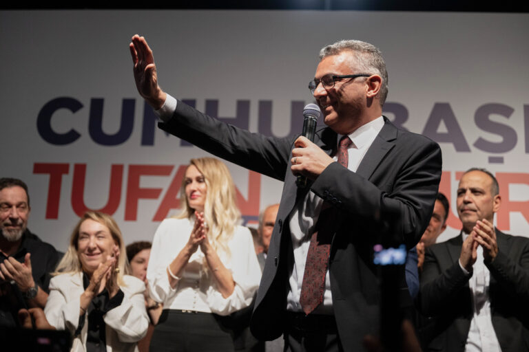 ארהורמן מנופף לקהל תומכיו לאחר ניצחונו (צילום: AP Photo/Nedim Enginsoy)