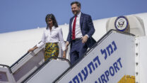 ג'יי די ואנס ורעייתו אושה ואנס בהגיעם לנתב"ג (צילום: Nathan Howard/Pool Photo via AP)