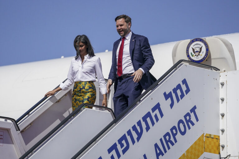 ג'יי די ואנס ורעייתו אושה ואנס בהגיעם לנתב"ג (צילום: Nathan Howard/Pool Photo via AP)
