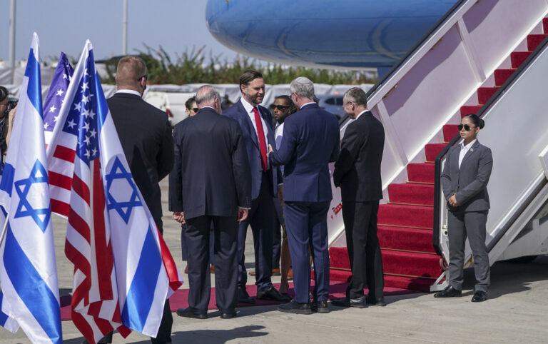 יריב לוין (מימין בשורת האנשים) מקבל את פני ואנס (צילום: Nathan Howard/Pool Photo via AP)