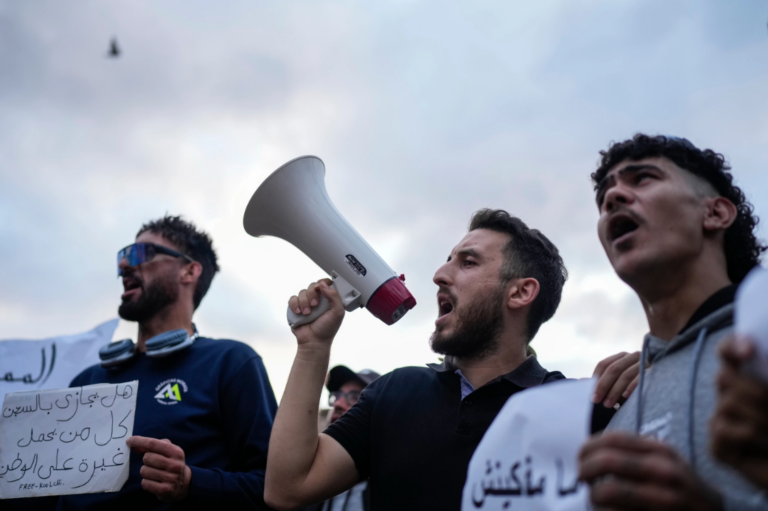 צעירים משתתפים בהפגנה ביוזמת הדור הצעיר נגד השחיתות ברבאט, מרוקו (צילום: AP Photo/Mosa’ab Elshamy)