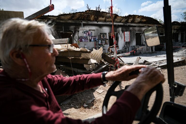 פאוקר, סמוך לביתה החרב של משפחת קדם סימן טוב. "חמאס השיג את מטרתו – לערער את בסיס החיים שלנו כאן" (צילום: דוד טברסקי)